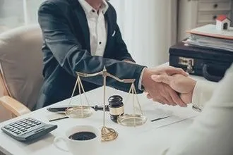 Ile kosztuje prawnik w Polsce? Stawki godzinowe i tańsze alternatywy