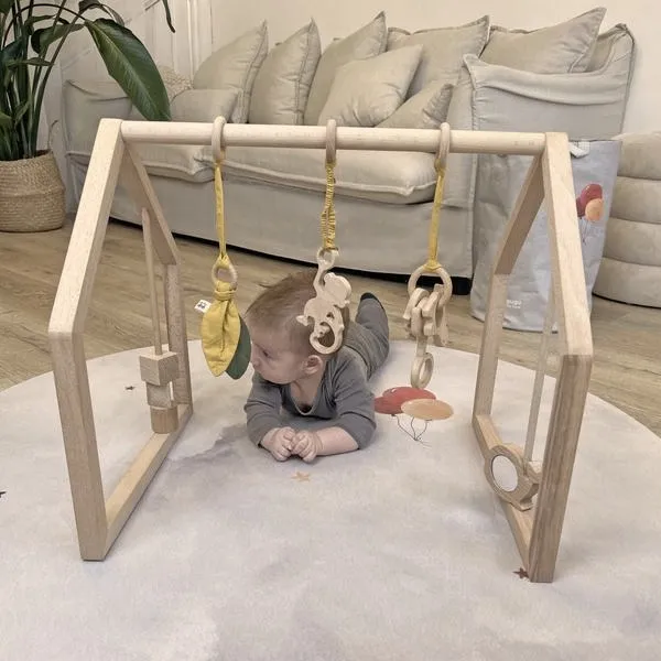 Jak zbudować stojak edukacyjny: prosty baby gym dla niemowlaka