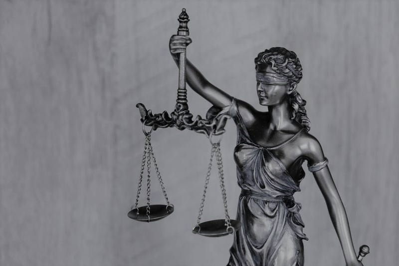 Skazanie bez rozprawy – kiedy sąd może wydać wyrok i co to oznacza