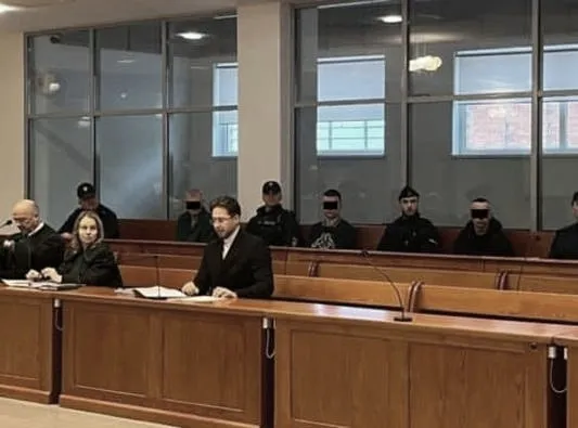Wejście na salę sądową – poznaj zasady jawności procesu sprawiedliwości
