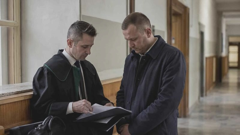 Wyrok w zawieszeniu – kiedy pomaga, a kiedy staje się pułapką?