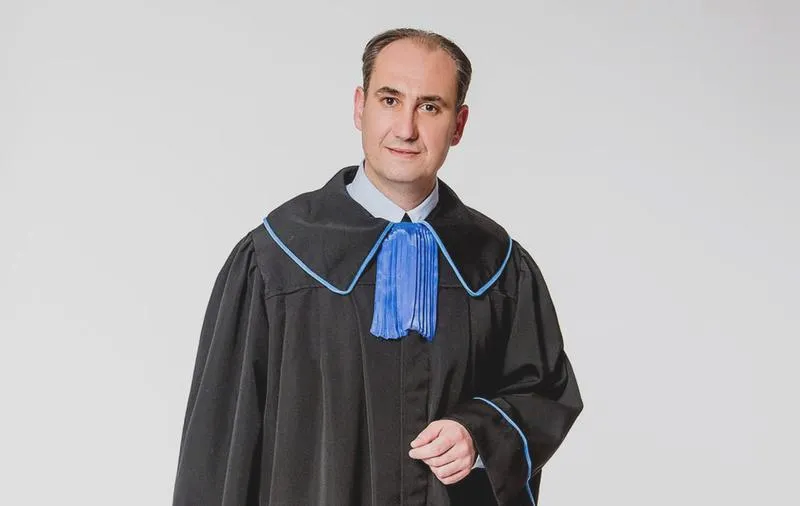 Różnice radca adwokat